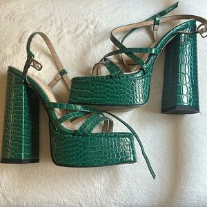 Azalea Wang 8.5 Green Croc Platform Sandals. Used, runs slightly small.